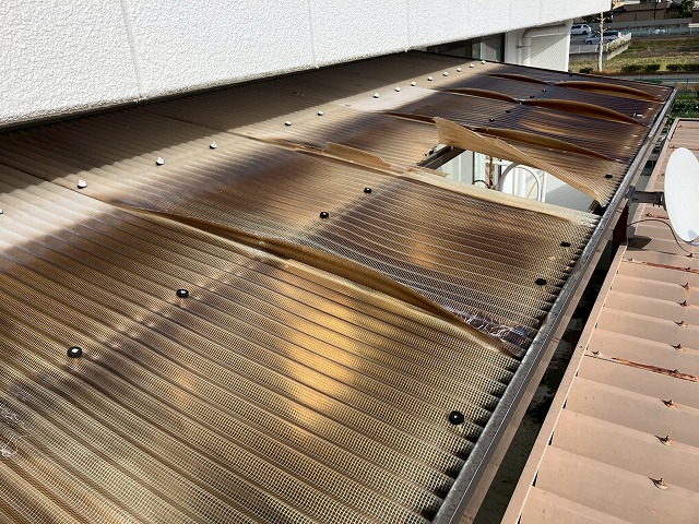 釘が取れめくれ上がった波板